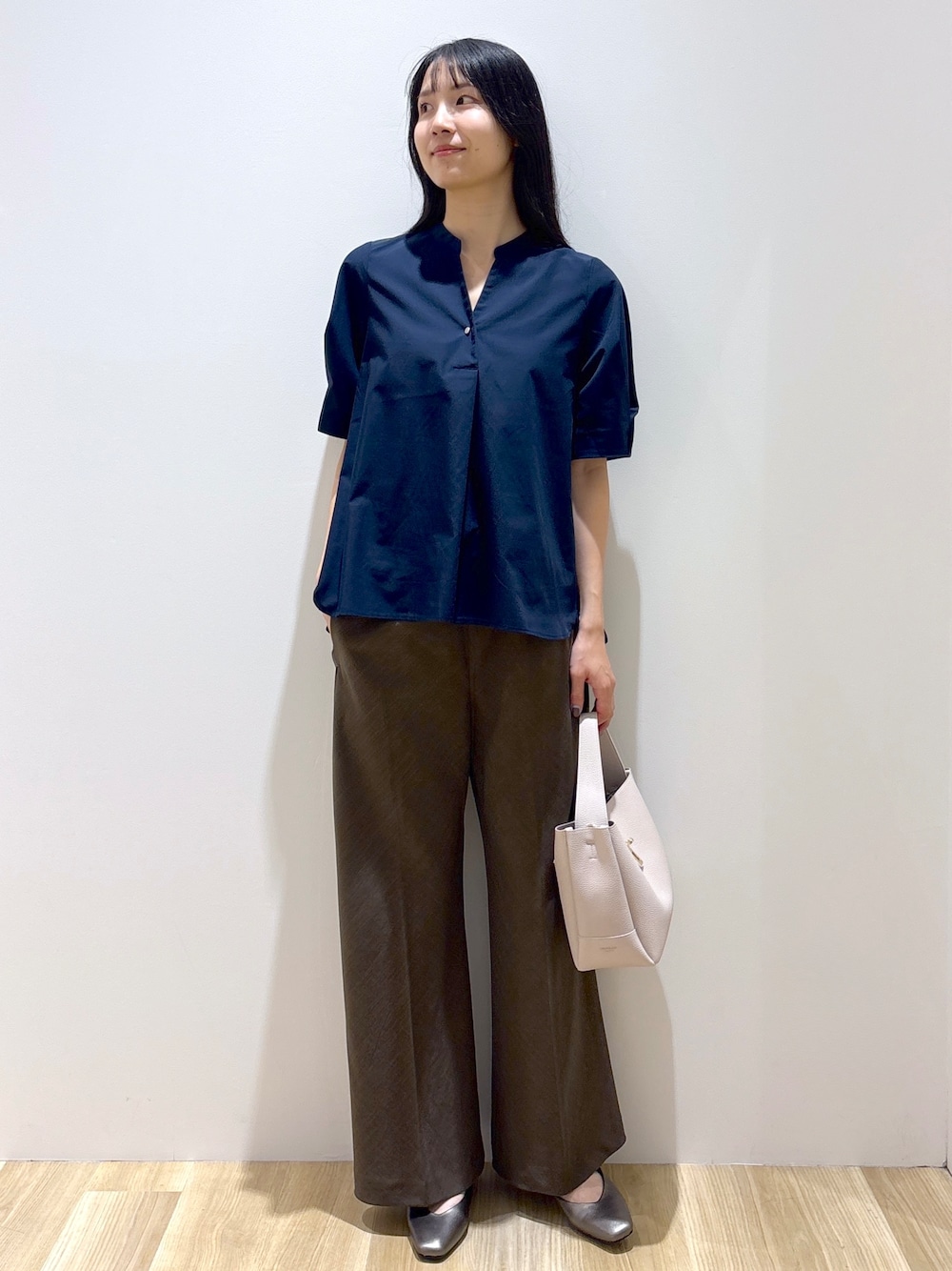 ブルー系のシャツ/ブラウス、ブラウン系のその他パンツ、グレー系のトートバッグを着用したレディースの夏コーディネートの1枚目の写真