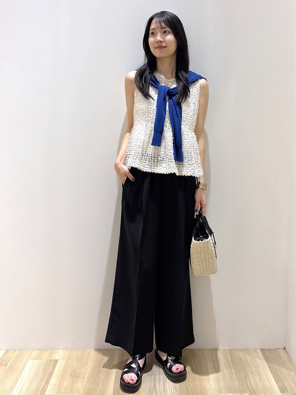 ブルー系のカーディガン/ボレロ、ホワイト系のシャツ/ブラウス、ブラック系のその他パンツを着用したレディースの夏コーディネートの1枚目の写真