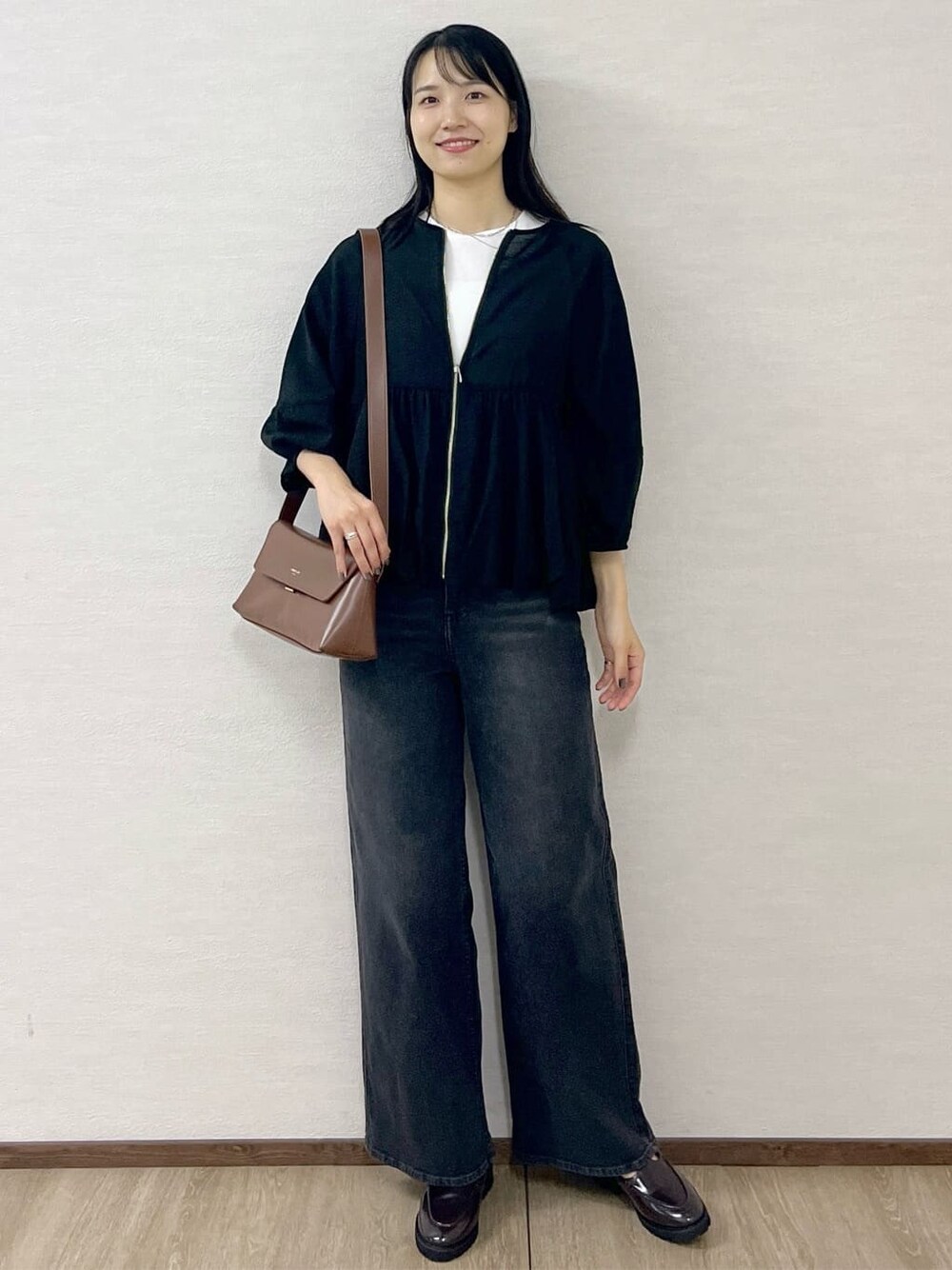 ブラック系のブルゾン、ホワイト系のTシャツ/カットソー、ブラック系のデニムパンツを着用したレディースの夏コーディネートの1枚目の写真