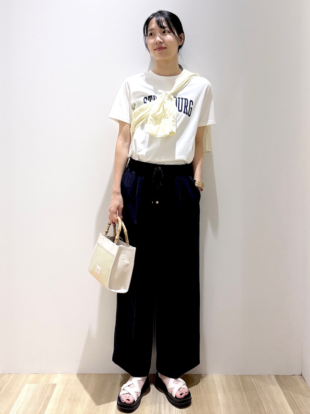 ホワイト系のシャツ/ブラウス、ホワイト系のTシャツ/カットソー、ブルー系のその他パンツを着用したレディースの夏コーディネートの1枚目の写真