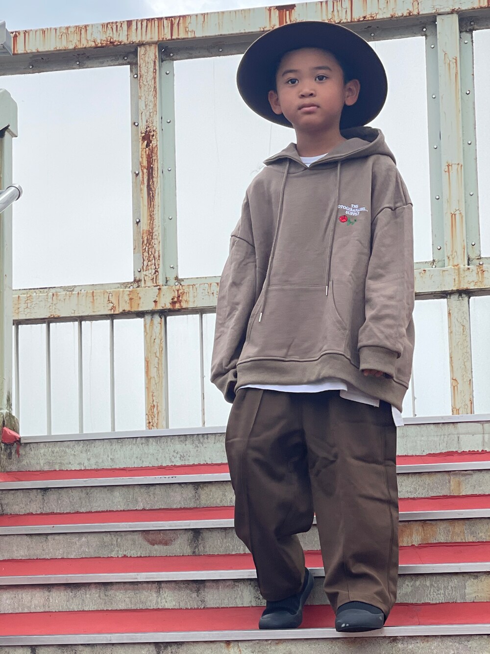 「だから秋服が好き、秋のコーデ、秋服準備はじめました、休日スタイル、おんなのこコーデ、THE OTOGIBANASHI...SUPPLY、ストリート、ブラウンコーデ」｜「THE OTOGIBANASHI...SUPPLYのアイテム（パーカー、ブラウン系）」を使った、FUJIfamさん（キッズ・120cm）の秋コーディネートの1枚目の写真