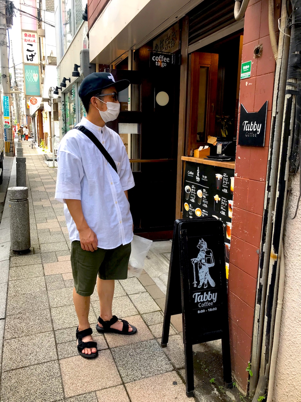 「サンダルコーデ、シャツスタイル、大人カジュアル、楽チンコーデ、休日コーデ」｜「THE NORTH FACEのTHE NORTH FACE/ﾉｰｽﾌｪｲｽ ｷｬｯﾌﾟ NNJ41805（キャップ、ブラック系）」を使った、こきんさん（メンズ・158cm）の夏コーディネートの1枚目の写真