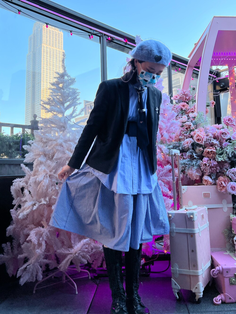 「blue、jacket、tie、cool、ootd、fashion、street、90's、winter、layering、Chainloop、beanie、NYC」｜「dolls killのアイテム（ニットキャップ/ビーニー、ブルー系）」を使った、Arieoさん（レディース・165cm）の冬コーディネートの1枚目の写真