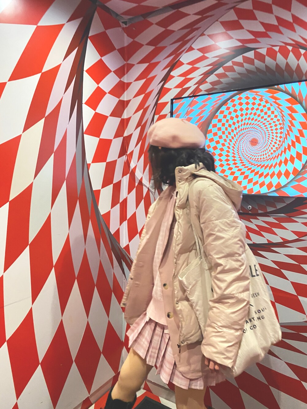 「90's、pink、NYC、chic、korea、pufferjacket、skirt、beanie、Cute、fashion、short hair、girl、layering」｜「mild starのアイテム（ダウンジャケット/コート、ピンク系）」を使った、Arieoさん（レディース・165cm）の春コーディネートの1枚目の写真