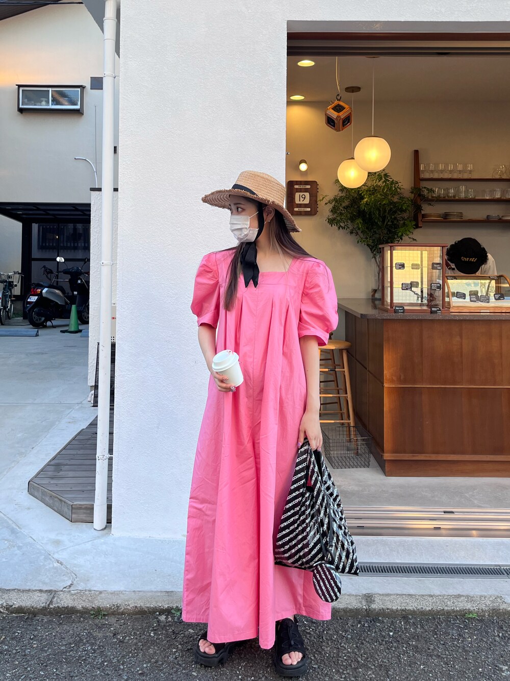 「秋冬コーデ、秋ルック紹介するよ、休日スタイル、ラクチンコーデ、骨格ウェーブ、ラフコーデ、プチプラコーデ、ママファッション、厚底シューズ、袖ボリューム、ロングワンピース、ピンク、いいね、save、フォローお願いします🤑、おしゃれさんと繋がりたい、インスタフォローしてね！」｜「DIESELのレディース リピートロゴ クリア ショッパーバッグ（トートバッグ、ブラック系）」を使った、Kylie.さん（レディース・164cm）の秋コーディネートの1枚目の写真
