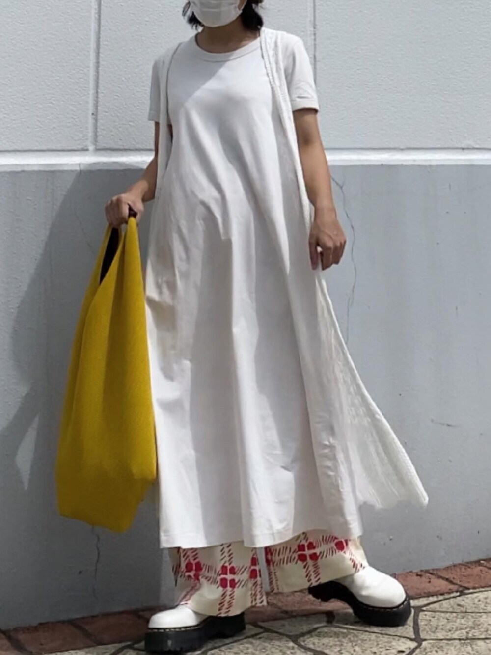 「シンプルコーデ、低身長、おしゃれさんと繋がりたい、プチプラ、ワントーンコーデ、ootd、Dr.Martens、ワンピース、UNIQLO、秋のコーデ、UNIQLOMARNI」｜「MM6 Maison MargielaのMM6 Maison Margiela ジャパニーズクラシックバッグ（トートバッグ、イエロー系）」を使った、六さん（レディース・148cm）の夏コーディネートの1枚目の写真