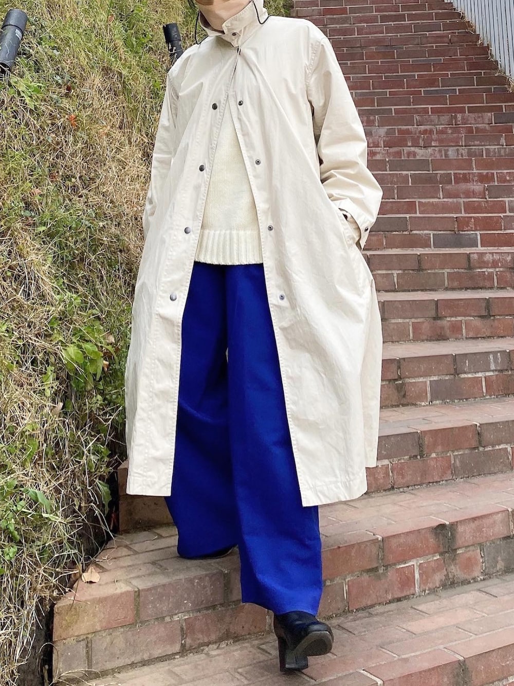 「シンプルコーデ、パンツスタイル、おしゃれさんと繋がりたい、低身長、ワイドパンツ、キャップ、白ニット、プチプラ、ロングコート、UNIQLO U」｜「LEPSIMのストレッチブーツ　895274（ブーツ、ブラック系）」を使った、六さん（レディース・148cm）の夏コーディネートの1枚目の写真