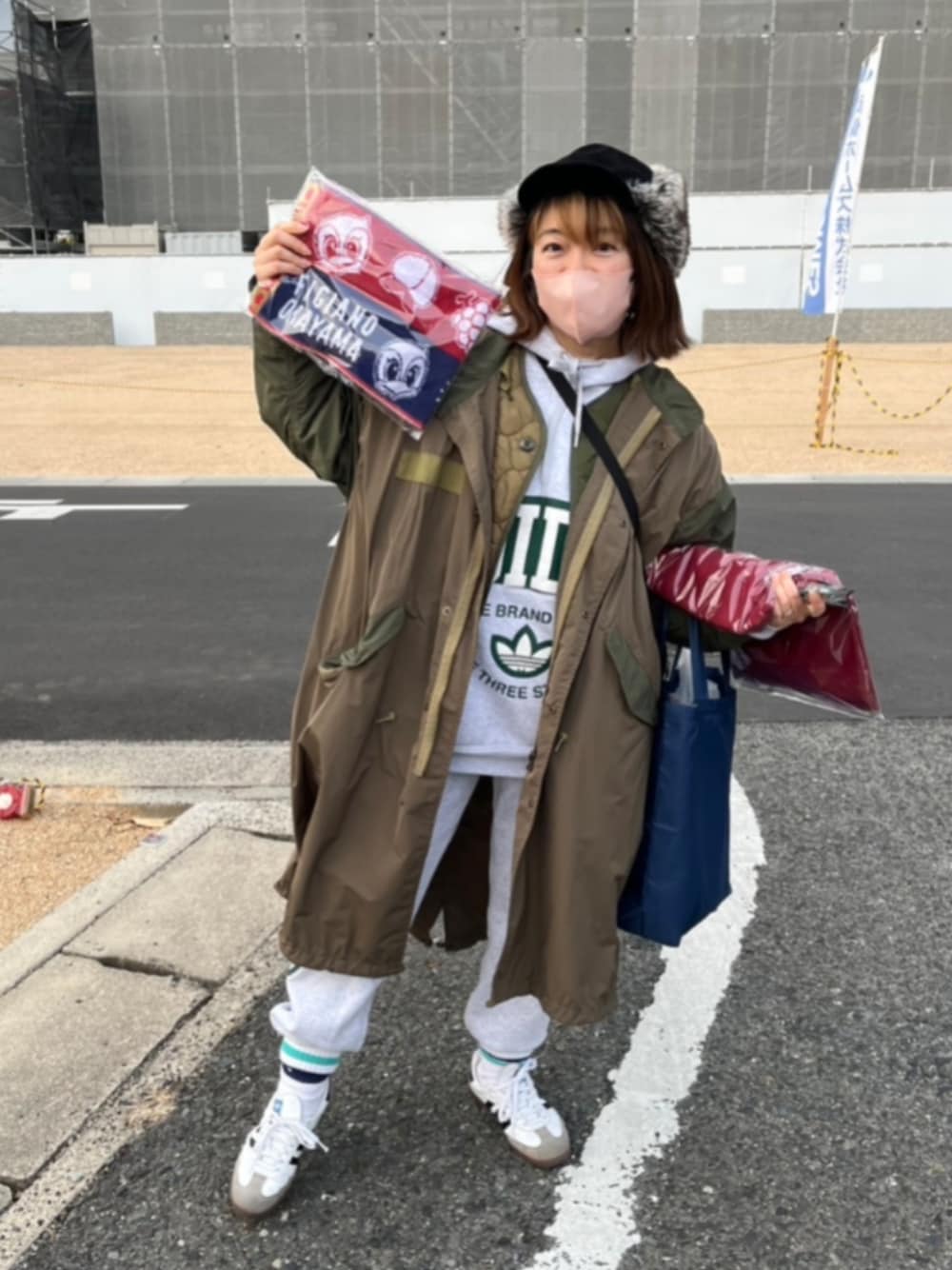「スポーツミックス、スポーツ観戦、スウェット、スウェットパンツ、アディダスコーデ、サンバ、フライトキャップ、ミリタリー」｜「BEAMS BOYのINFIELDER DESIGN × BEAMS BOY / 別注 ピーター キャップ（キャップ、ブラック系）」を使った、ゆきだるま☆さん（レディース・148cm）の冬コーディネートの1枚目の写真