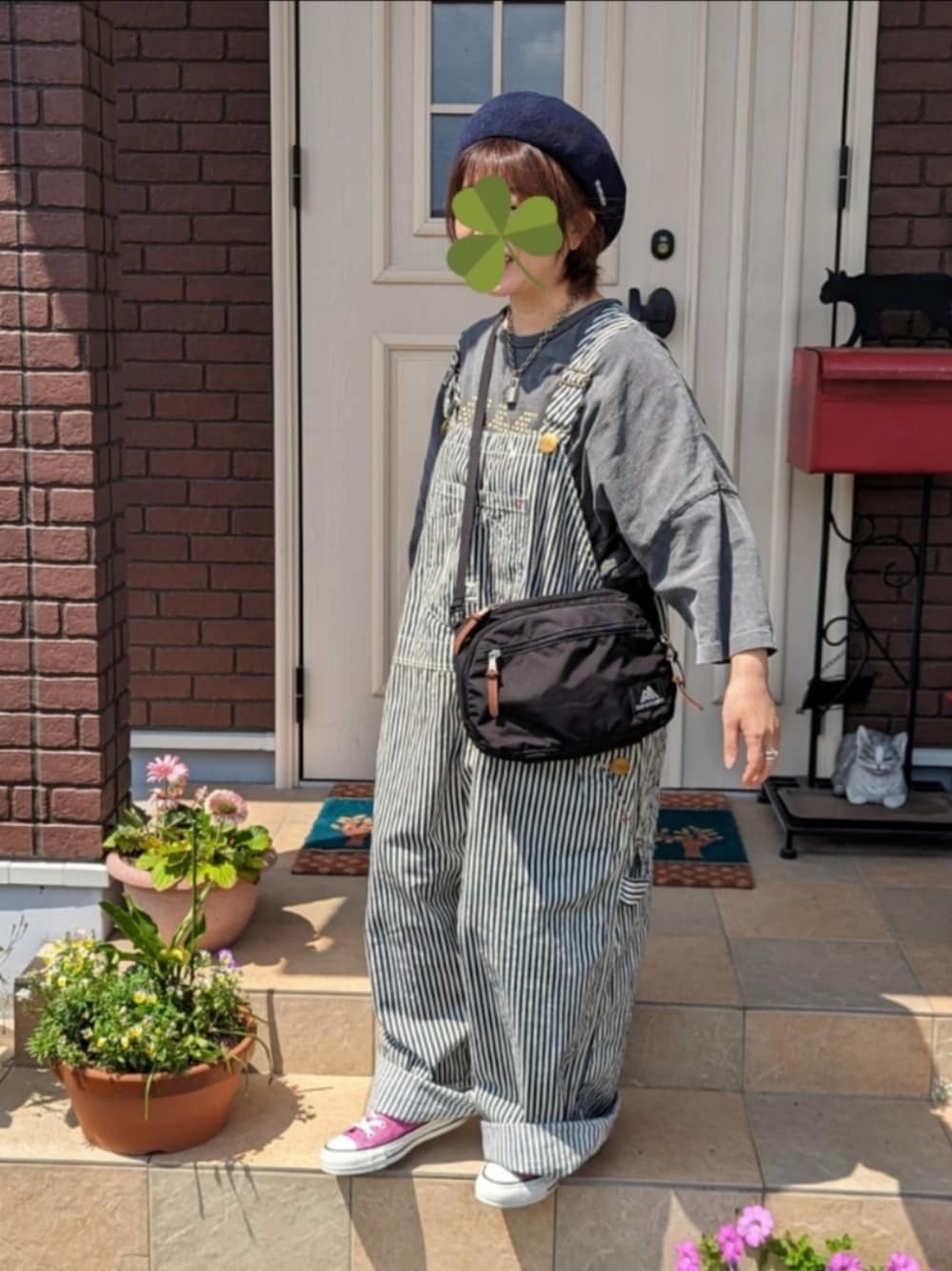 「夏、ベレー帽、オーバーオール、ヒッコリー、Gregory、コンバース、ピンク、BEAMS BOY、メンズライク」｜「BEAMS BOYのBEAMS BOY / ロゴ刺繍 2トーン ベレー帽（ハンチング/ベレー帽、ブルー系）」を使った、ゆきだるま☆さん（レディース・148cm）の夏コーディネートの1枚目の写真