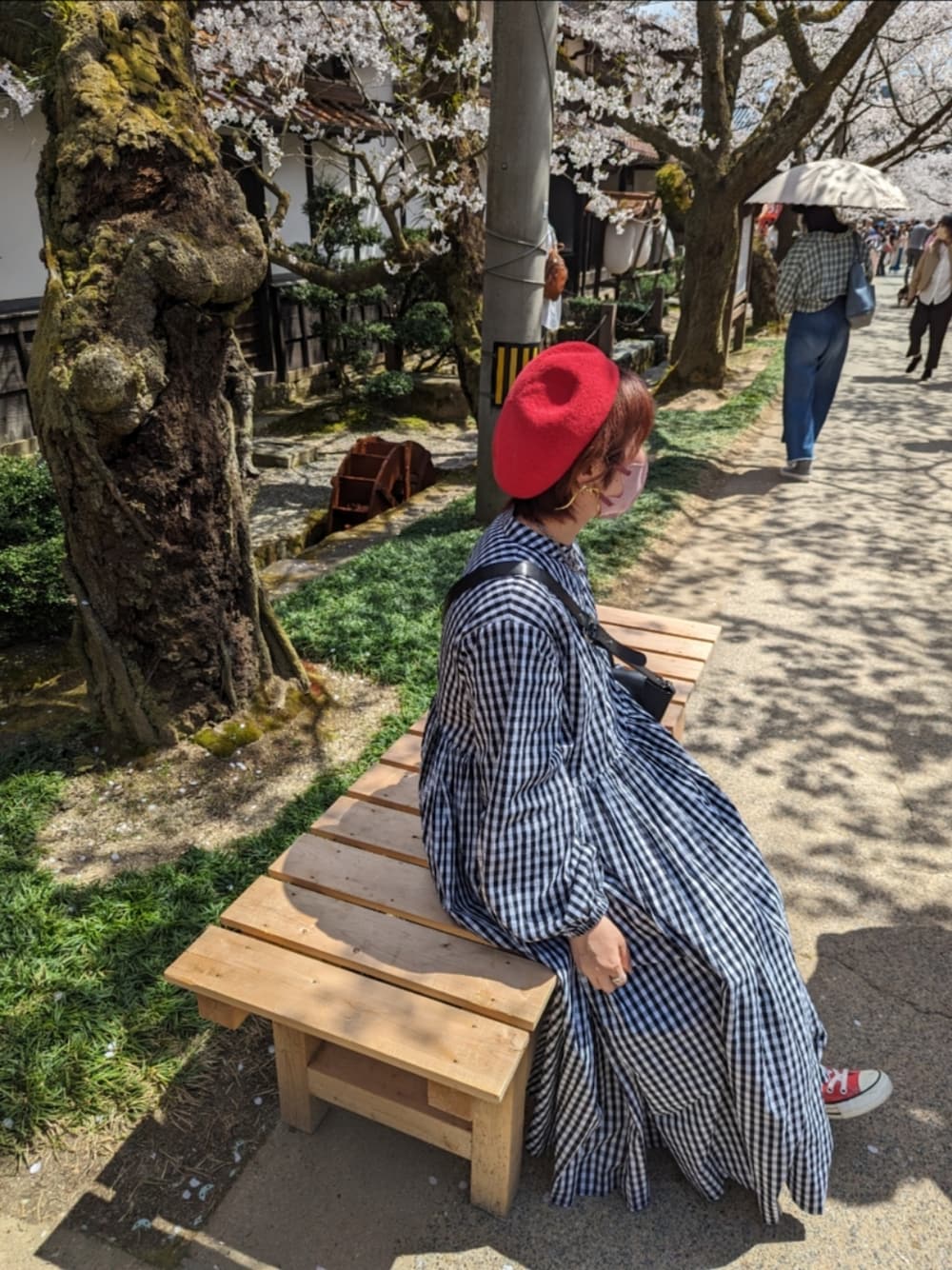 「春服、春のNewスタイル、休日スタイル、ワンピース、BEARDSLEY、converse、コンバース、赤、ベレー帽、Another Edition」｜「BEARDSLEYの《ビアズリー》先染めギャザーワンピース（ワンピース、ブラック系）」を使った、ゆきだるま☆さん（レディース・148cm）の春コーディネートの1枚目の写真