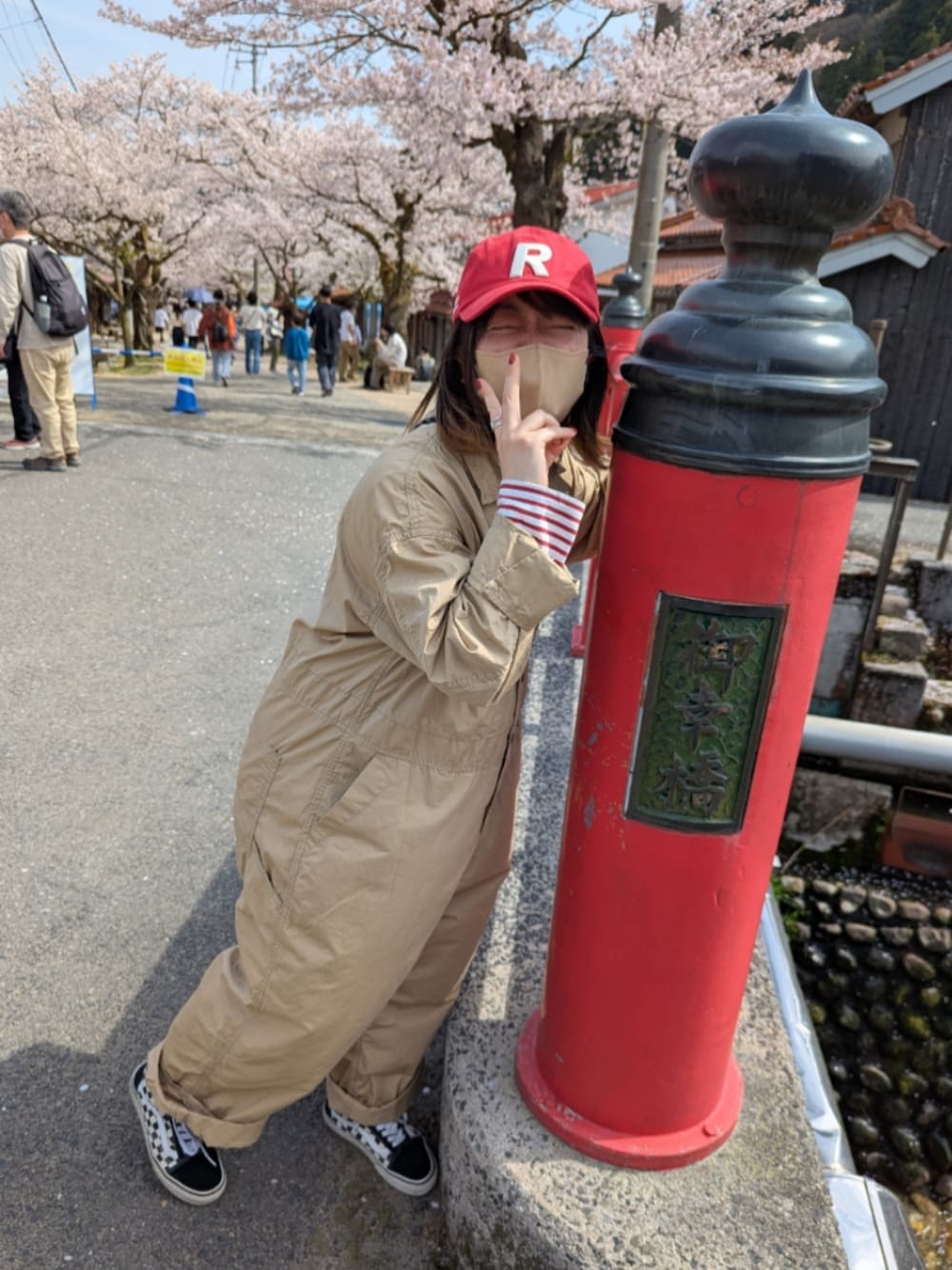 「大人カジュアル、オーバーサイズ、オールインワン、BEAMS BOY、スニーカー、ブロックチェック、VANS、キャップ」｜「repipi armarioの【BIG BABY ICE CREAM】ロゴCAP（キャップ、レッド系）」を使った、ゆきだるま☆さん（レディース・148cm）の春コーディネートの1枚目の写真