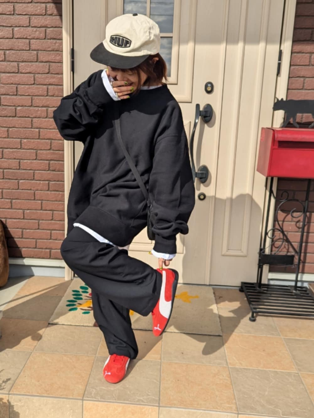 「スピードキャット、speedcat、PUMA、スニーカー、赤スニーカー、差し色コーデ、ブラック、モノトーン」｜「HUFのWORKMAN 6 PANEL/ HUF キャップ 帽子（キャップ、ホワイト系）」を使った、ゆきだるま☆さん（レディース・148cm）の秋コーディネートの1枚目の写真