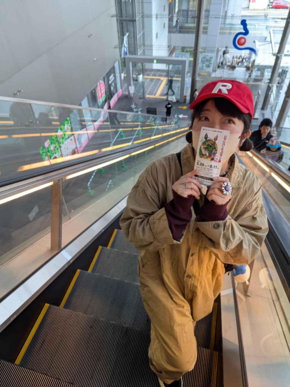 「オールインワン、ベージュ、キャップ、赤キャップ、carhartt、スニーカー、カジュアル、BEAMS BOY」｜「repipi armarioの【BIG BABY ICE CREAM】ロゴCAP（キャップ、レッド系）」を使った、ゆきだるま☆さん（レディース・148cm）の春コーディネートの1枚目の写真