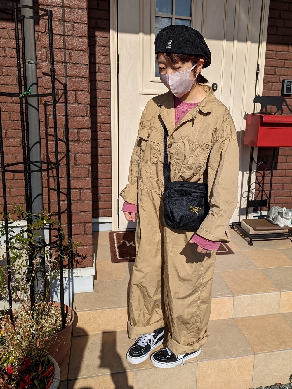 「秋冬コーデ、休日スタイル、VANS、ARC'TERYX、オールインワン、ハンチング、KANGOL、ジャンプスーツ」｜「KANGOLの『TGC着用アイテム』【KANGOL】Tropic 504 Ventair / 【カンゴール】トロピック 504 ベントエアー（ハンチング/ベレー帽、ブラック系）」を使った、ゆきだるま☆さん（レディース・148cm）の冬コーディネートの1枚目の写真