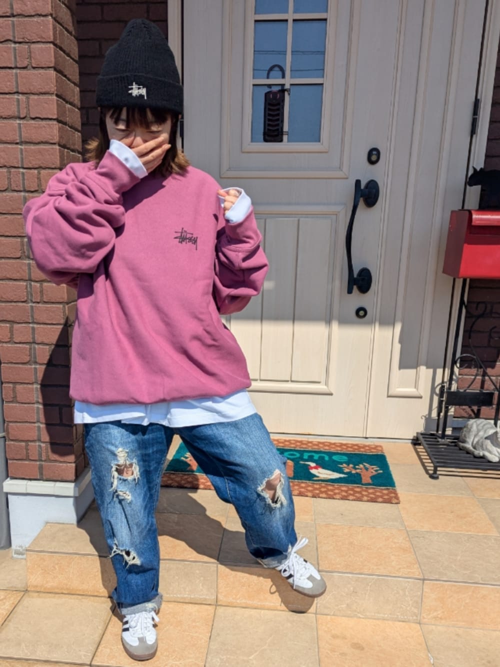 「今日のコーデ、チラ見せ、ダメージデニムパンツ、JOURNAL STANDARD relume、aikoジャンキー、adidas、スニーカー、メンズライク、ボーイッシュ」｜「STUSSYのBasic Cuff Beanie（ニットキャップ/ビーニー、ブラック系）」を使った、ゆきだるま☆さん（レディース・148cm）の春コーディネートの1枚目の写真