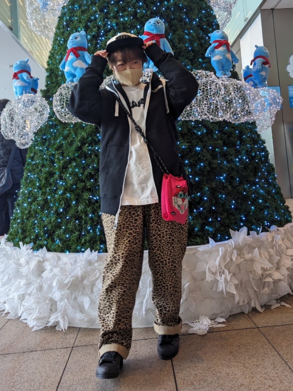 「休日スタイル、大人カジュアル、HUF、XLARGE、THE NORTH FACE、アニマル柄、adidas、スニーカー、お洒落さんとつながりたい」｜「Ball&Chainの[BALL&CHAIN/ボールアンドチェーン] MULGA TORA 刺繍デザインナイロンバッグ スモールサイズ（ショルダーバッグ、ピンク系）」を使った、ゆきだるま☆さん（レディース・148cm）の冬コーディネートの1枚目の写真