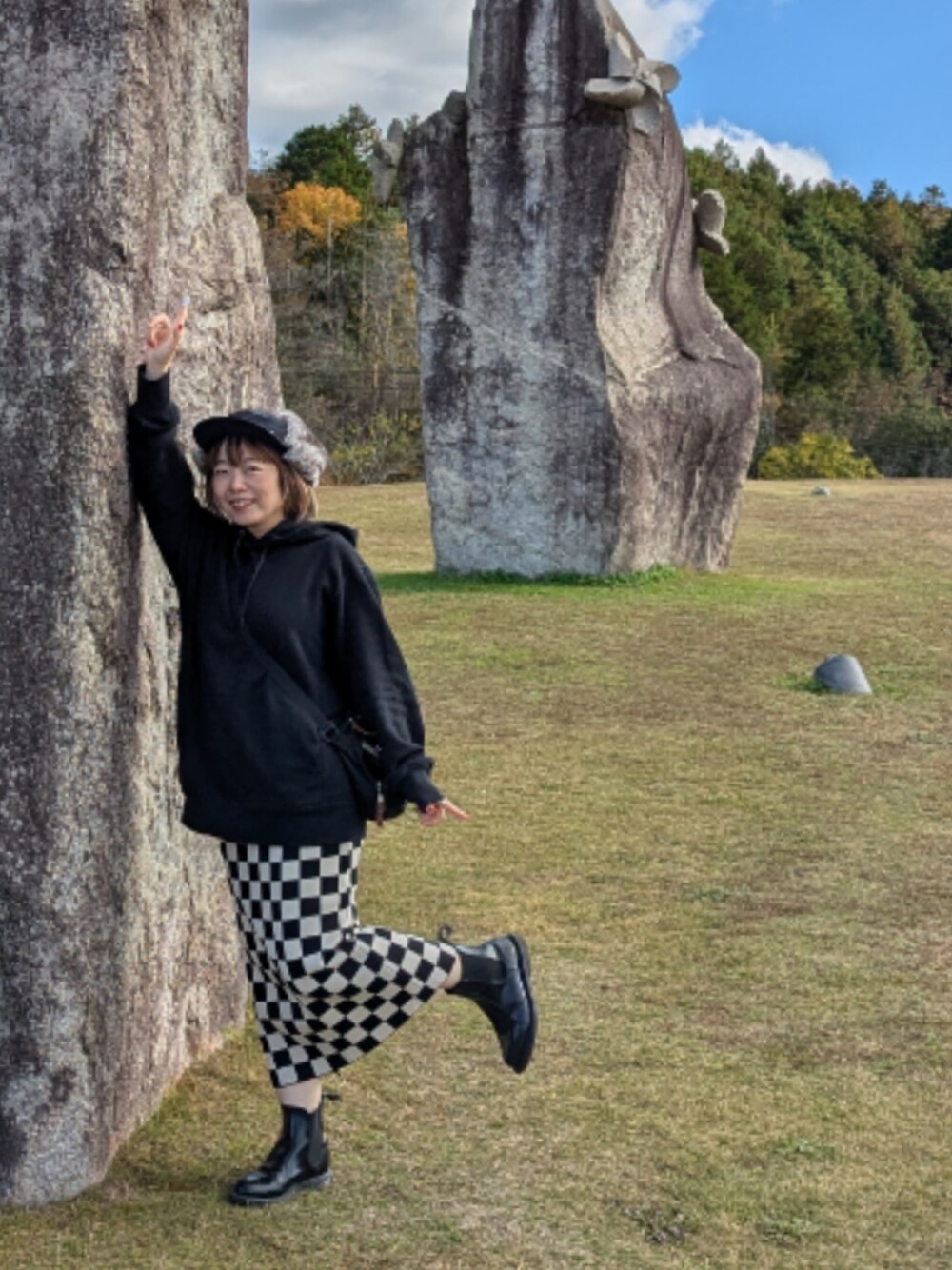 「BEAMS BOY、フライトキャップ、パーカー、ブロックチェック、タイトスカート、ニットスカート、Dr.Martens、サイドゴアブーツ」｜「NANEAのブロックチェックジャガードニットスカート（スカート、ホワイト系）」を使った、ゆきだるま☆さん（レディース・148cm）の冬コーディネートの1枚目の写真