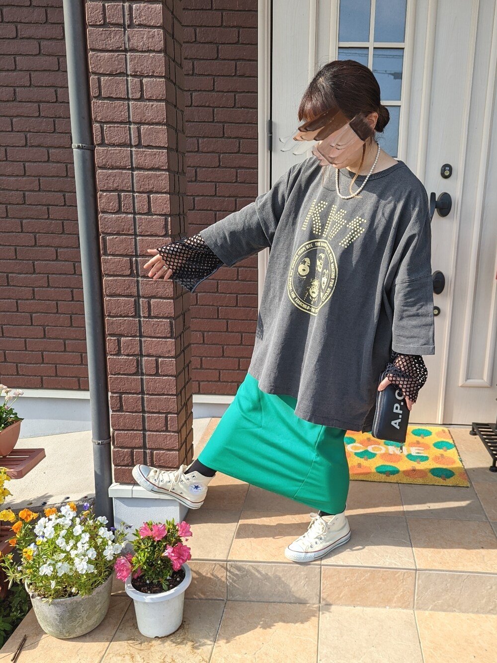 「春夏コーデ、休日スタイル、ロック、ロックT、あみあみ、グリーン、タイトスカート、Ray BEAMS、パールネックレス」｜「WEGOのWEGO/ハイウエストカラーナロースカート（スカート、グリーン系）」を使った、ゆきだるま☆さん（レディース・148cm）の春コーディネートの1枚目の写真