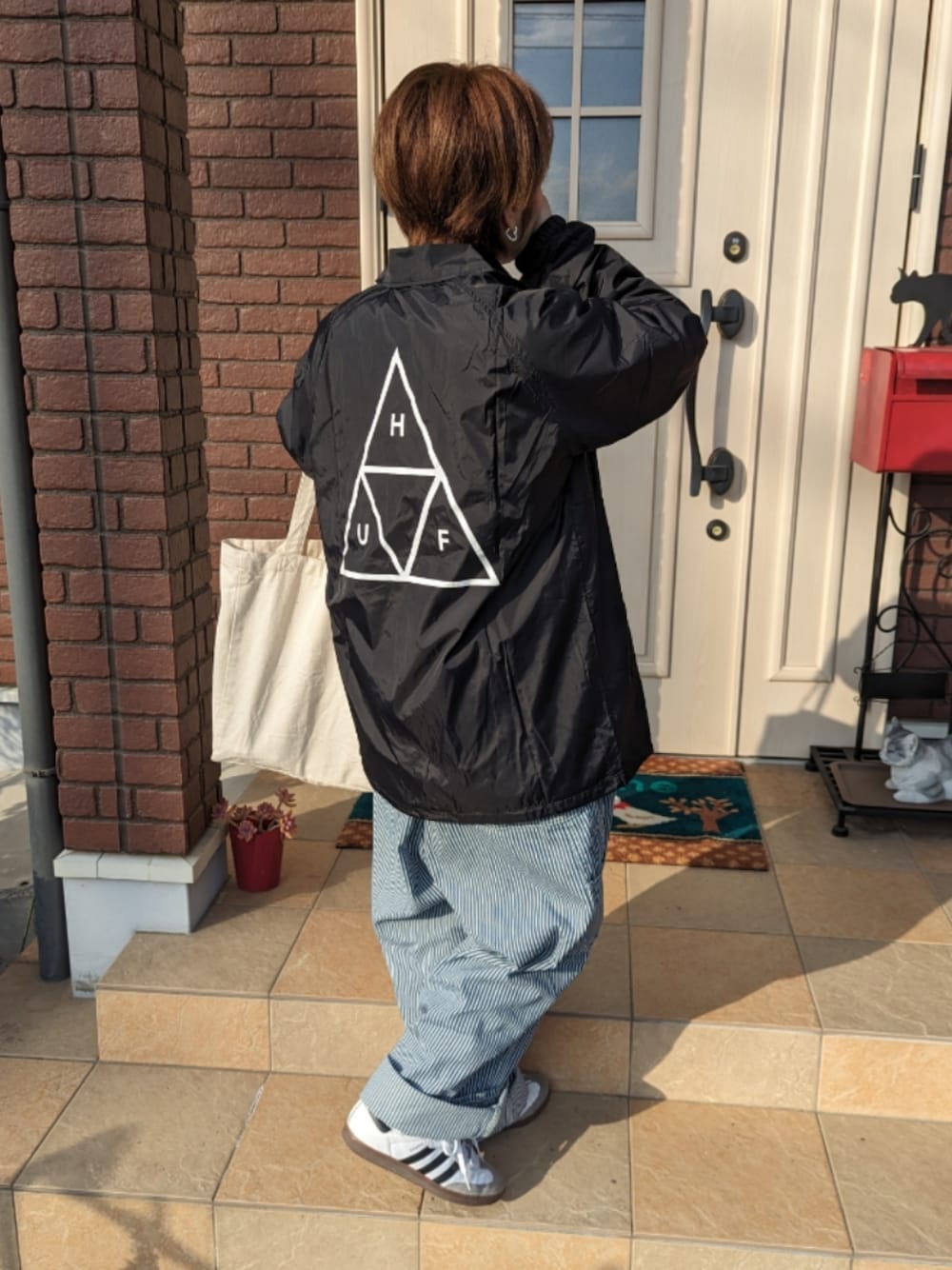 「大人カジュアル、HUF、コーチジャケット、オーバーサイズ、オーバーオール、ヒッコリー、BEAMS BOY、adidas、スニーカー、メンズライク」｜「HUFのHUF ESSENTIALS TT COACHES JACKET　ハフ エッセンシャルズ トリプルトライアングル ロゴ刺&#32353; コーチジャケット（ナイロンジャケット、ブラック系）」を使った、ゆきだるま☆さん（レディース・148cm）の冬コーディネートの1枚目の写真
