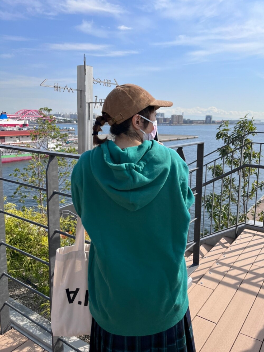 「stussy、キャップ、パーカー、A.P.C.、チェックスカート、水族館」｜「newhattanの【newhattan/ニューハッタン】コーデュロイイニシャル刺繍キャップ（キャップ、イエロー系）」を使った、ゆきだるま☆さん（レディース・148cm）の秋コーディネートの1枚目の写真