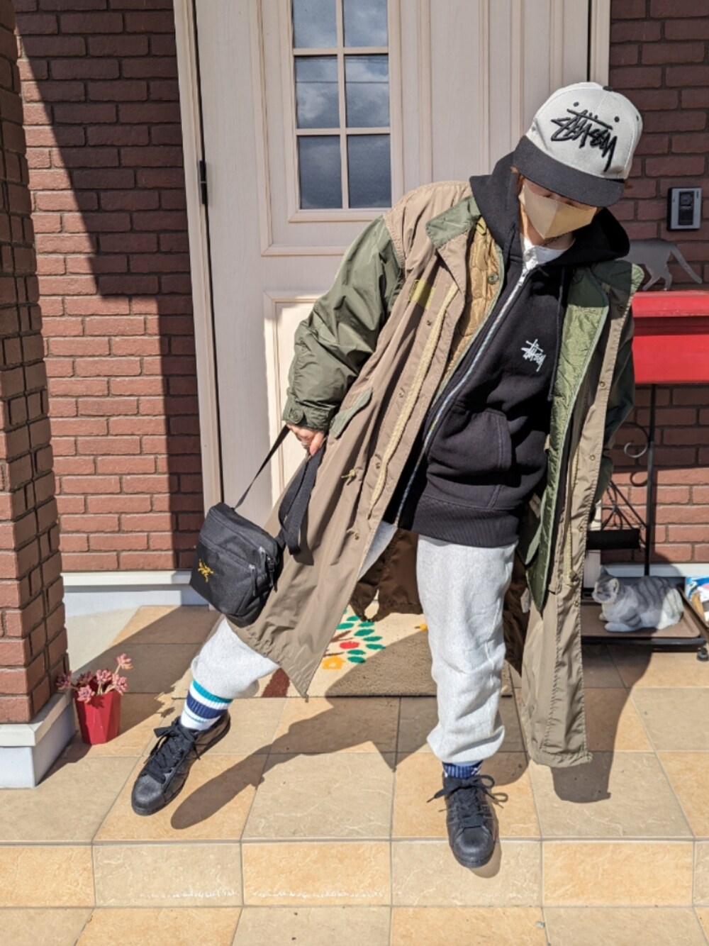 「休日スタイル、ラクチンコーデ、おでかけコーデ、大人カジュアル、stussy、XLARGE、スニーカー、adidas、ARC'TERYX、モッズコート、beamsboy」｜「STUSSYのアイテム（キャップ、グレー系）」を使った、ゆきだるま☆さん（レディース・148cm）の春コーディネートの1枚目の写真