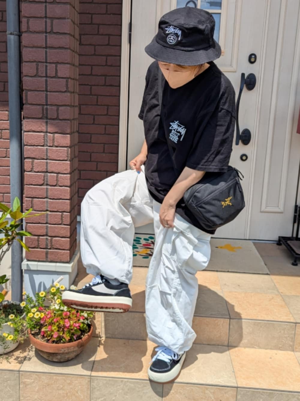 「モノトーン、stussy、カーゴパンツ、NorthWave、スニーカー、ストリート、ボーイッシュ、メンスライク」｜「STUSSYのアイテム（ハット、ブラック系）」を使った、ゆきだるま☆さん（レディース・148cm）の秋コーディネートの1枚目の写真