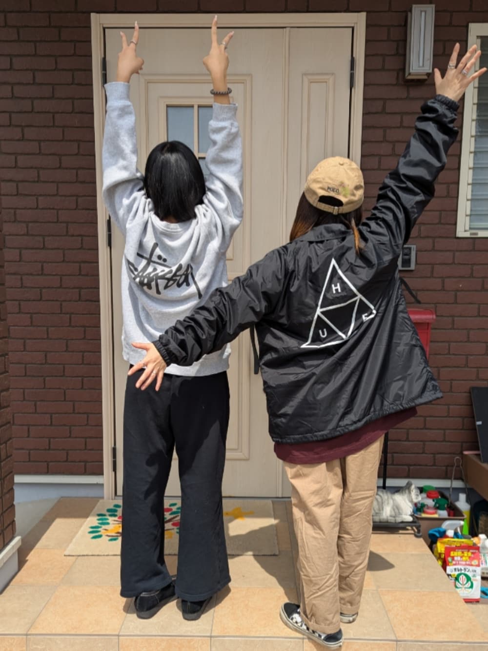 「メンズライク、stussy、トレーナー、carhartt、HUF、スニーカー、VANS、キャップ」｜「STUSSYのBasic Stussy Crew（スウェット、グレー系）」を使った、ゆきだるま☆さん（レディース・148cm）の春コーディネートの1枚目の写真