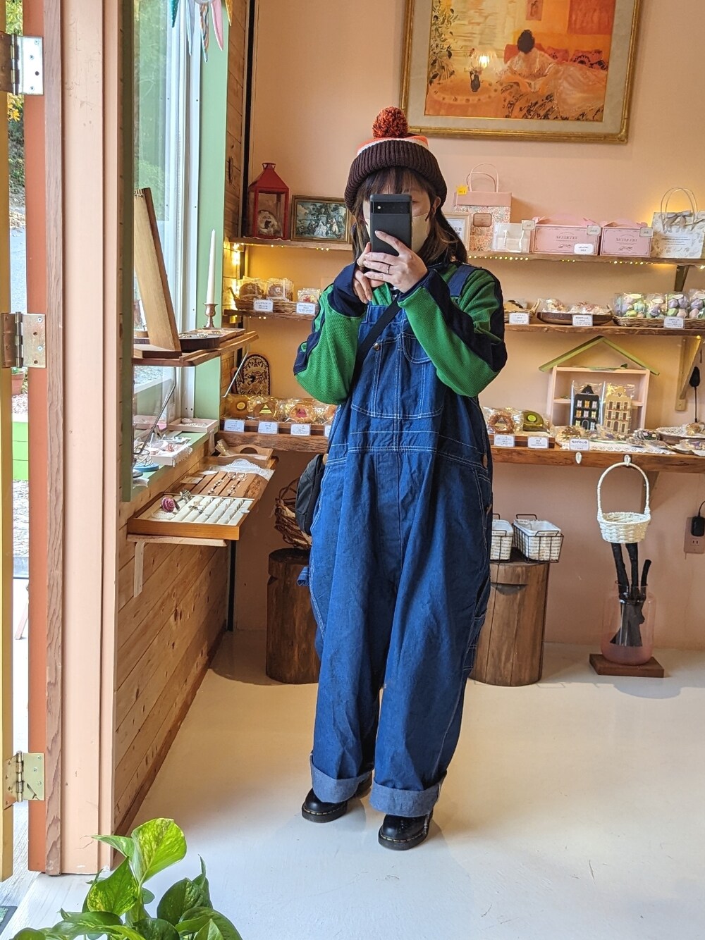 「秋冬コーデ、ニット帽、BEAMS BOY、orslow、オーバーオール、低身長コーデ、ARC'TERYX、Dr.Martens」｜「BEAMS BOYのINFIELDER DESIGN × BEAMS BOY / ポン ニット ワッチキャップ（ニットキャップ/ビーニー、ブラウン系）」を使った、ゆきだるま☆さん（レディース・148cm）の秋コーディネートの1枚目の写真
