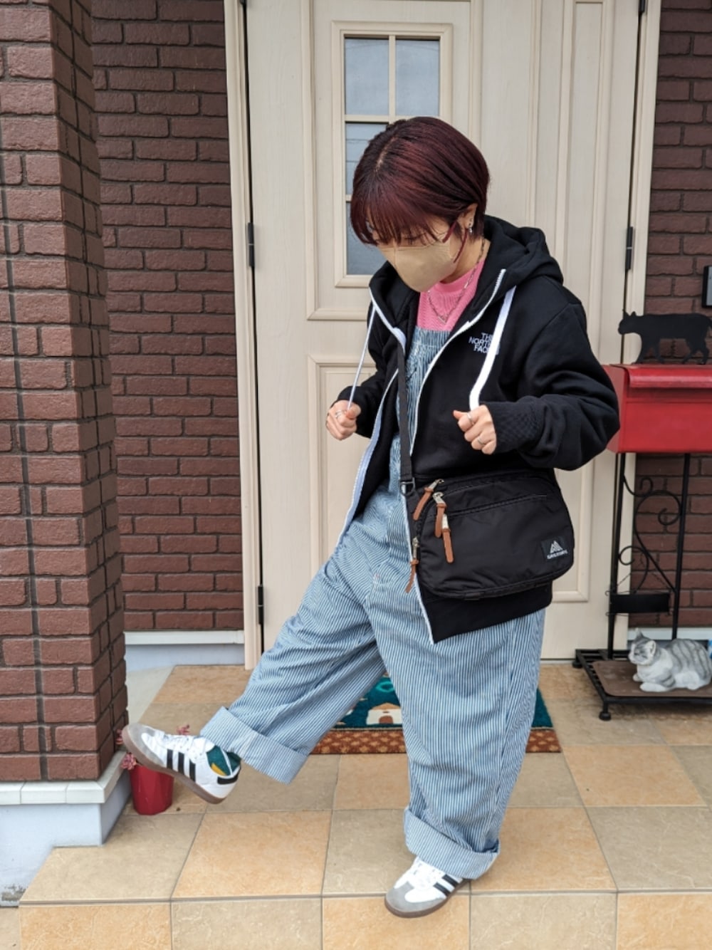 「春服、休日スタイル、パステルカラー、オーバーオール、ヒッコリー、スニーカー、adidas samba、THE NORTH FACE、Gregory、ピンク、春のおしゃ見えテクニック」｜「GREGORYのTRANSFER L / トランスファーショルダーL / ブラック（ショルダーバッグ、ブラック系）」を使った、ゆきだるま☆さん（レディース・148cm）の春コーディネートの1枚目の写真