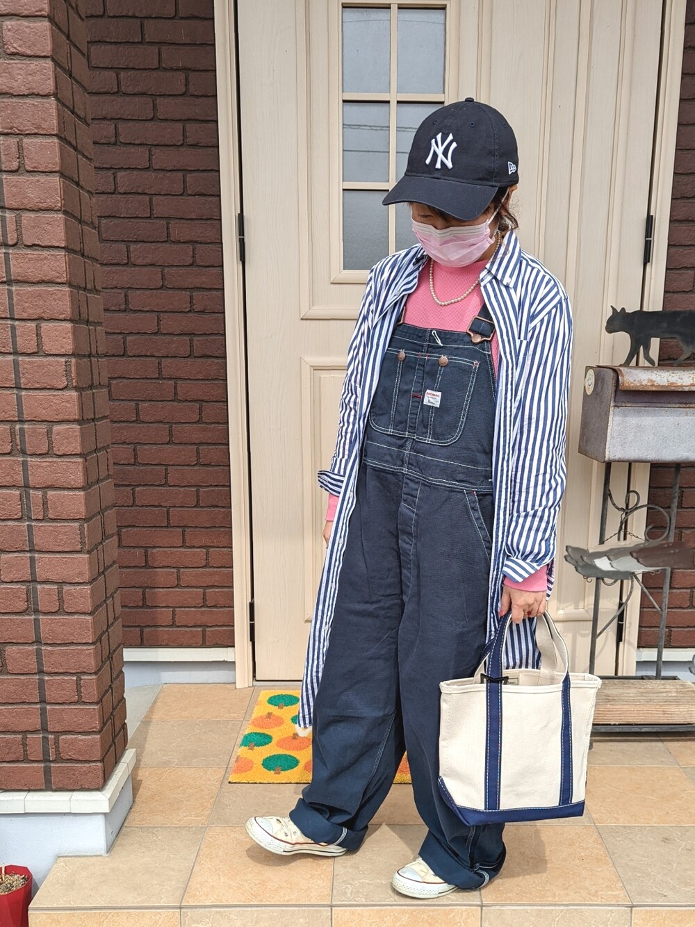 「春服みてみて、カジュアル、サクラ色、ピンク、キャップ、シャツワンピ、BIGMAC、オーバーオール、トートバッグ、BEAMS BOY」｜「NEW ERAの【NEW ERA】6panel classic cap  MLB/NBA　クラシックベースボールCAP（キャップ、ブルー系）」を使った、ゆきだるま☆さん（レディース・148cm）の春コーディネートの2枚目の写真