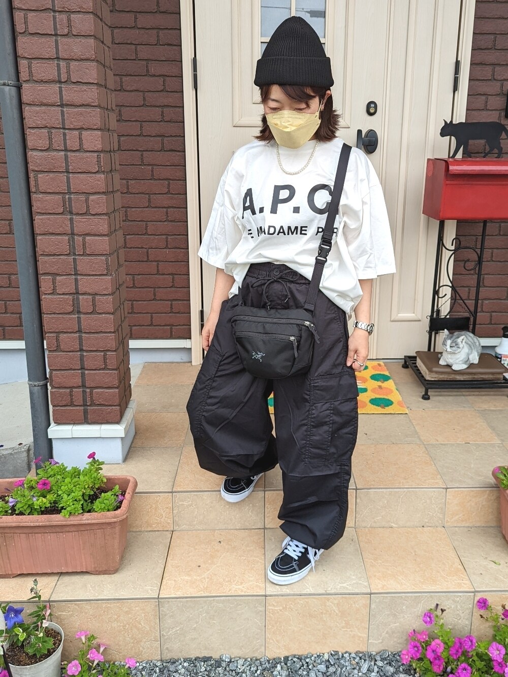 「休日スタイル、A.P.C.、ビッグシルエット、カーゴパンツ、ニット帽、ARC'TERYX、VANS、モノトーン」｜「GUのアイテム（ニットキャップ/ビーニー、ブラック系）」を使った、ゆきだるま☆さん（レディース・148cm）の秋コーディネートの1枚目の写真