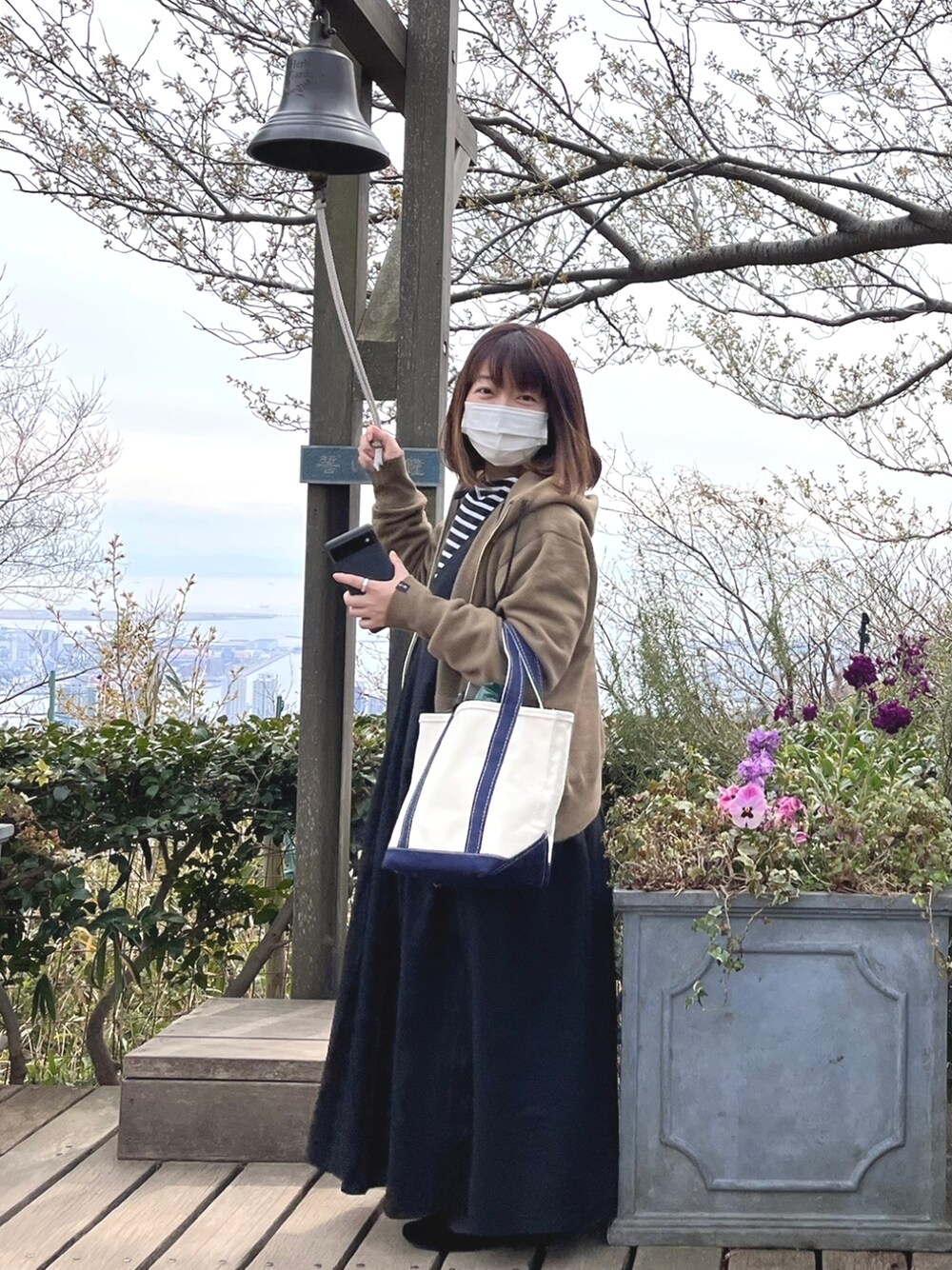 「休日スタイル、マーガレット・ハウエル(MARGARET HOWELL)、ループウィラー、l.l.bean、トートバッグ、ワンピース、お花見」｜「L.L.Beanのボート・アンド・トート・バッグ、オープン・トップ スモール（トートバッグ、ブルー系）」を使った、ゆきだるま☆さん（レディース・148cm）の春コーディネートの1枚目の写真