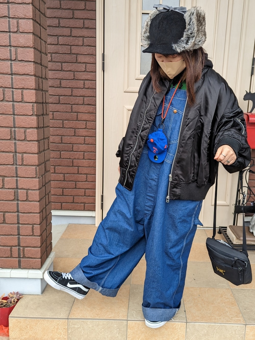 「大人かわいい、リラックススタイル、MA-1、フライトキャップ、オーバーオール、VANS、ARC'TERYX、BEAMS BOY」｜「BEAMS BOYのINFIELDER DESIGN × BEAMS BOY / 別注 ピーター キャップ（キャップ、ブラック系）」を使った、ゆきだるま☆さん（レディース・148cm）の冬コーディネートの1枚目の写真
