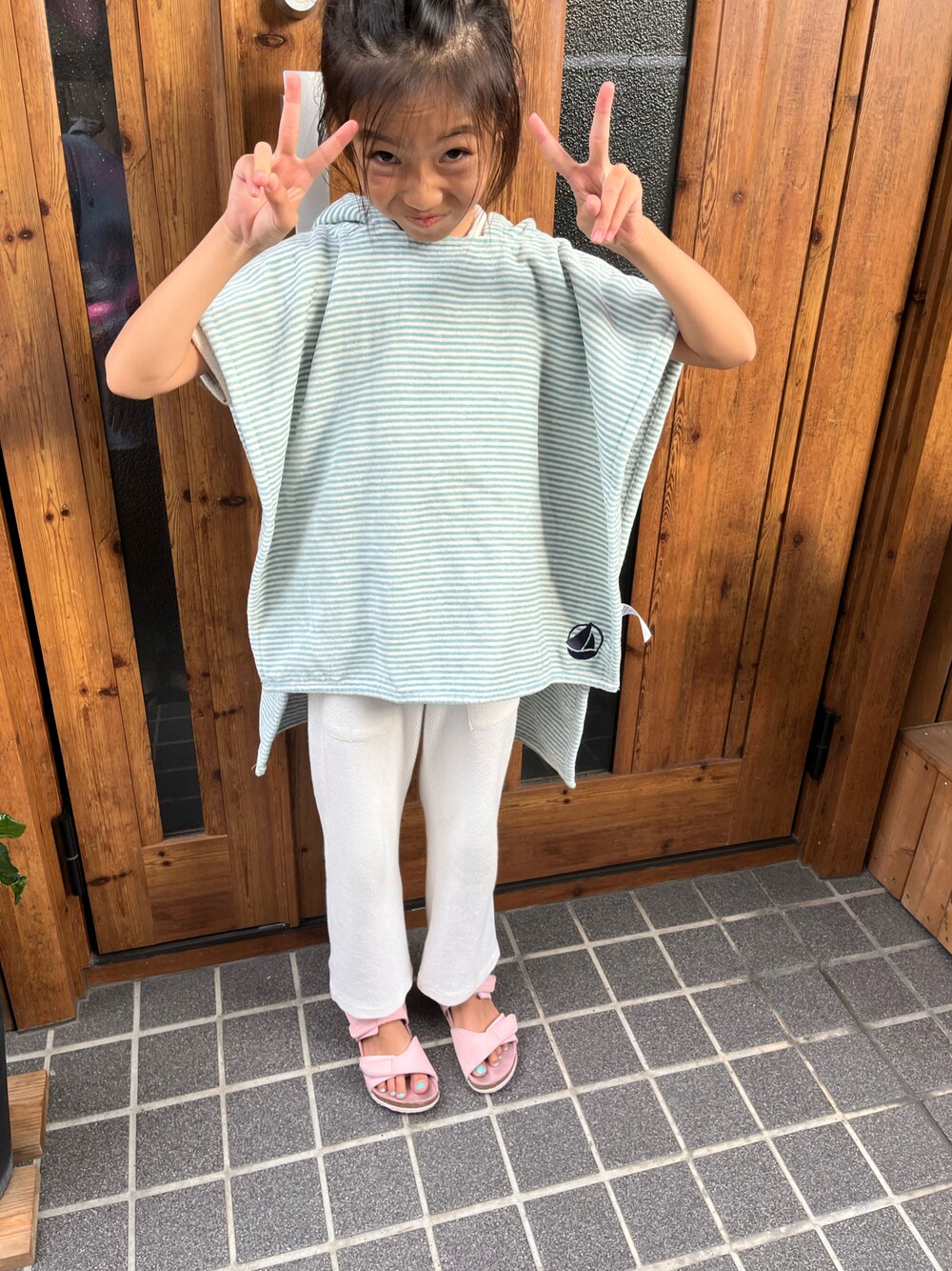 「夏コーデ、アツいコーデ全部見せ、ポンチョ、白パンツ、サンダル」｜「ZARA KIDSのアイテム（パンツ、ホワイト系）」を使った、miperoさん（キッズ・130cm）の夏コーディネートの1枚目の写真