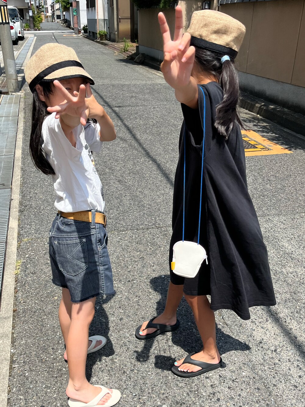 「夏休みコーデ、ワントーンコーデ、Tシャツワンピ、ビーチサンダル、ポシェット」｜「THE NORTH FACEの【THE NORTH FACE/ノースフェイス】ハイクキャップ（キャップ、ベージュ系）」を使った、miperoさん（キッズ・130cm）の夏コーディネートの1枚目の写真