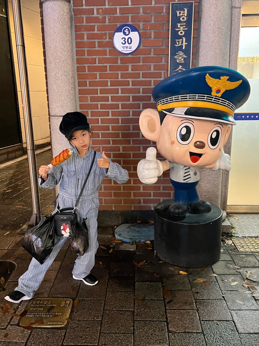 「旅行コーデ、古着MIX、ファーベスト、ポシェット、つなぎ」｜「ビンテージのアイテム（つなぎ/オールインワン、ブルー系）」を使った、miperoさん（キッズ・135cm）の秋コーディネートの1枚目の写真