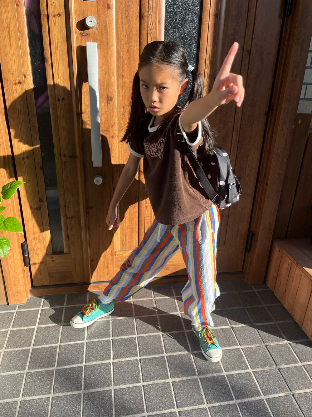 グリーン系のスニーカー、その他のパンツ、ブラウン系のTシャツ/カットソーを着用したキッズの秋コーディネートの1枚目の写真