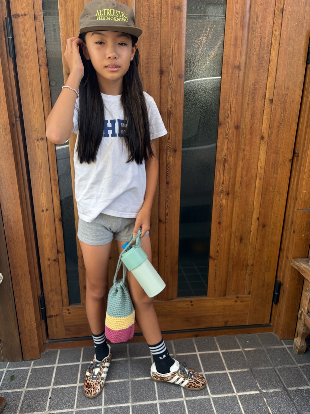 ブラウン系のスニーカー、その他のバッグ、ホワイト系のTシャツ/カットソーを着用したキッズの夏コーディネートの1枚目の写真