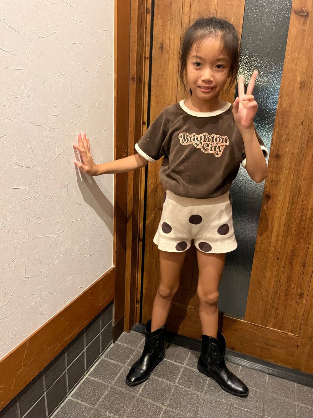 ブラウン系のTシャツ/カットソー、ベージュ系のその他パンツ、ブラック系のブーツを着用したキッズの夏コーディネートの1枚目の写真