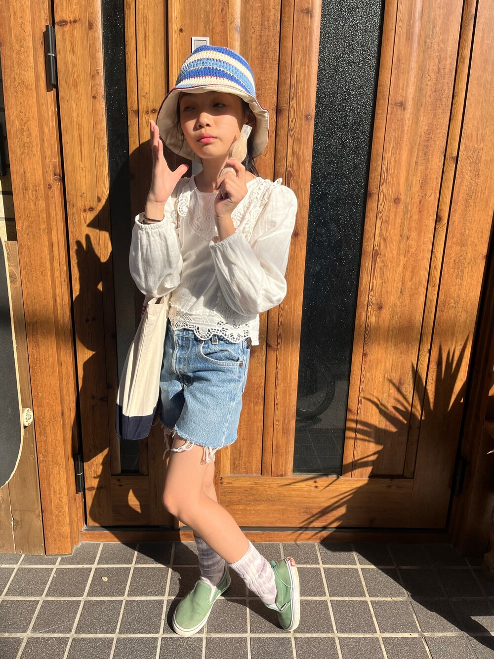 「クロシェハット、やっぱり帽子が好き、ブラウス」｜「VANSのVANS ヴァンズ SLIP ON(14-22) スリッポン V98CS  COLORS S.GREEN（スリッポン、グリーン系）」を使った、miperoさん（キッズ・140cm）の春コーディネートの1枚目の写真