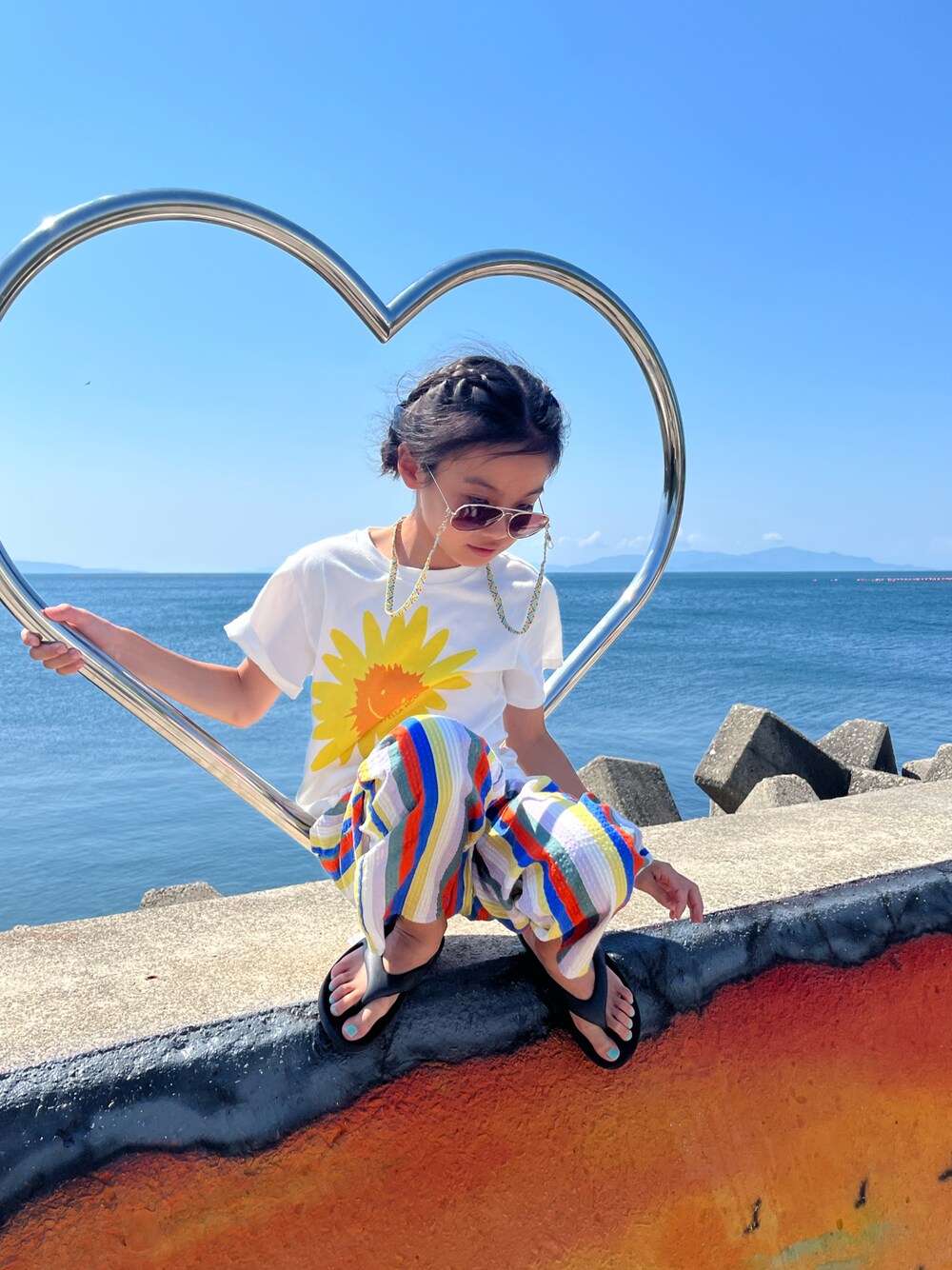 「みんなの白Tフェス、夏コーデ、旅行コーデ、パンツ、サッカー生地、ビーサン、サングラス、Tシャツ」｜「STELLA McCARTNEYのアイテム（Tシャツ/カットソー、ホワイト系）」を使った、miperoさん（キッズ・130cm）の夏コーディネートの1枚目の写真