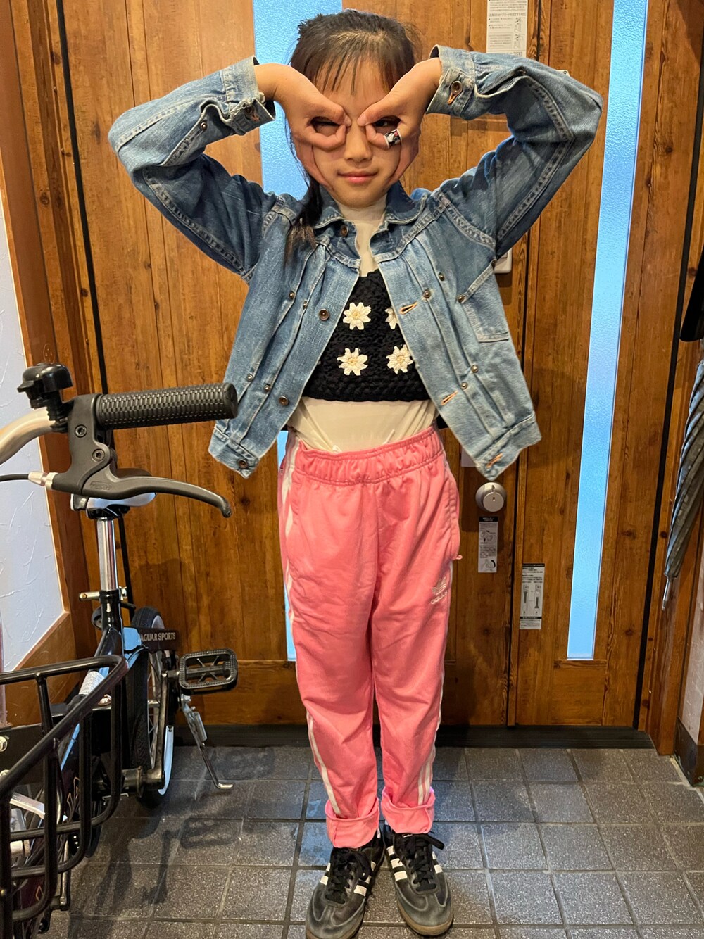 「ジャージ、シアートップス、クロシェ、adidas samba、デニジャケ」｜「adidasのアイテム（その他パンツ、ピンク系）」を使った、miperoさん（キッズ・135cm）の春コーディネートの1枚目の写真