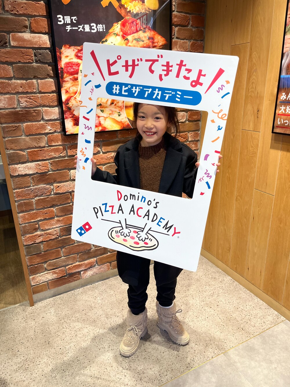 「新星WEARISTAにエントリー、シンプルコーデ、冬コーデ、マウンテンブーツ、ブラウンニット」｜「ZARA KIDSのアイテム（チェスターコート、ブラック系）」を使った、miperoさん（キッズ・130cm）の冬コーディネートの1枚目の写真