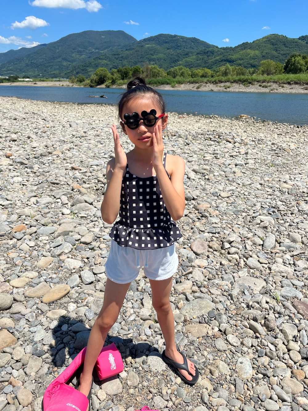「夏コーデ、休日スタイル、水着コーデ、パイル地、ショーパン、ビーサン」｜「zozioのアイテム（水着、ブラック系）」を使った、miperoさん（キッズ・130cm）の夏コーディネートの1枚目の写真