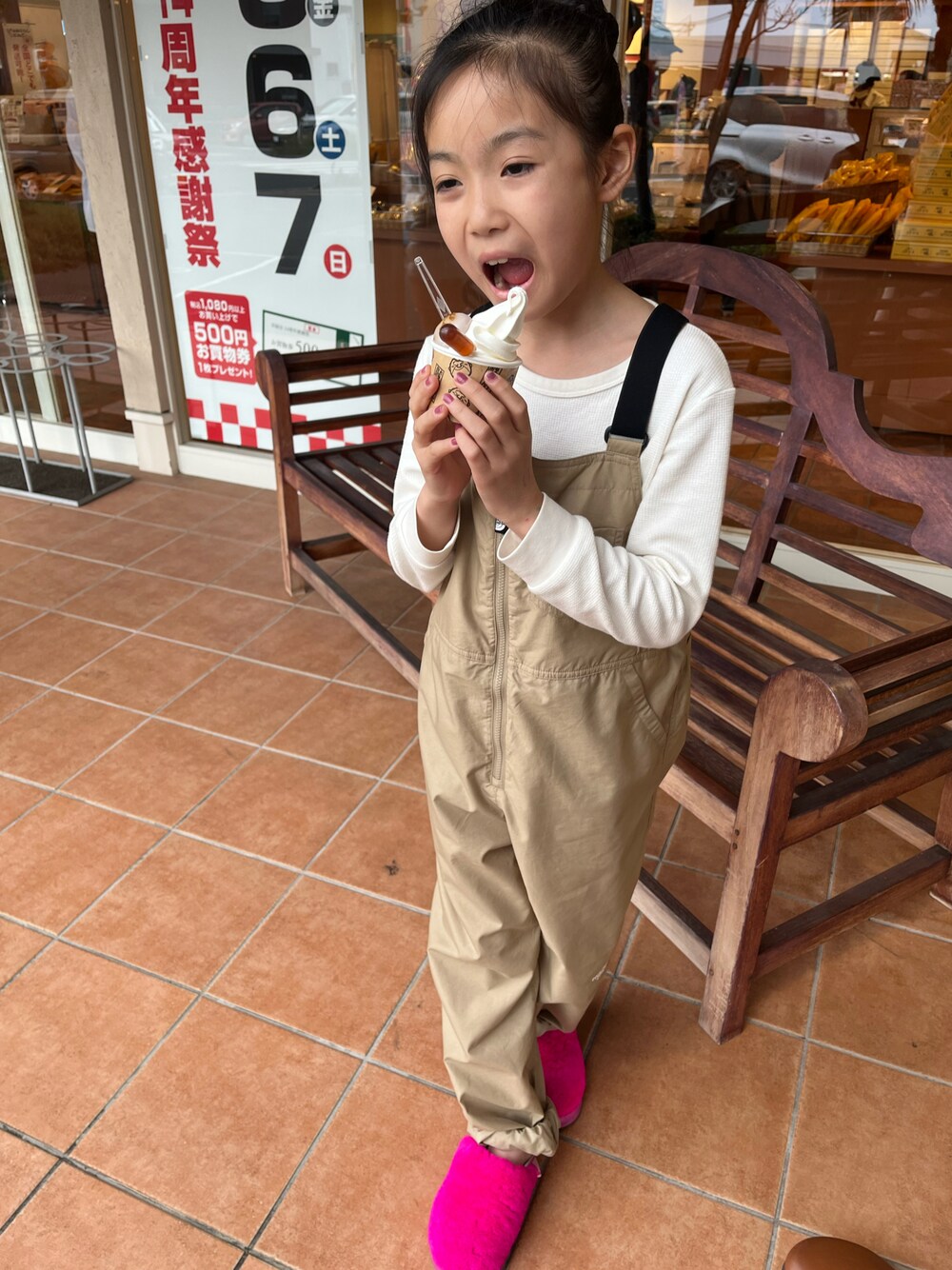 「サロペット、春のNewスタイル、UNIQLO」｜「UGGのアイテム（サンダル、ピンク系）」を使った、miperoさん（キッズ・135cm）の春コーディネートの1枚目の写真