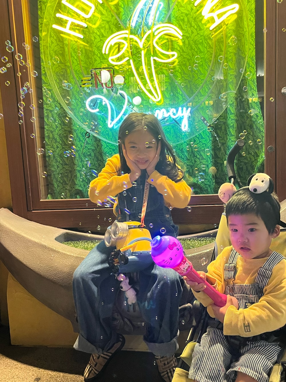 「新星WEARISTAにエントリー、お出かけコーデ、ミニオンコーデ、ユニバーサルスタジオジャパン、オーバーオール、スエット、イエローコーデ」｜「RALPH LAURENのアイテム（スウェット、イエロー系）」を使った、miperoさん（キッズ・130cm）の冬コーディネートの1枚目の写真