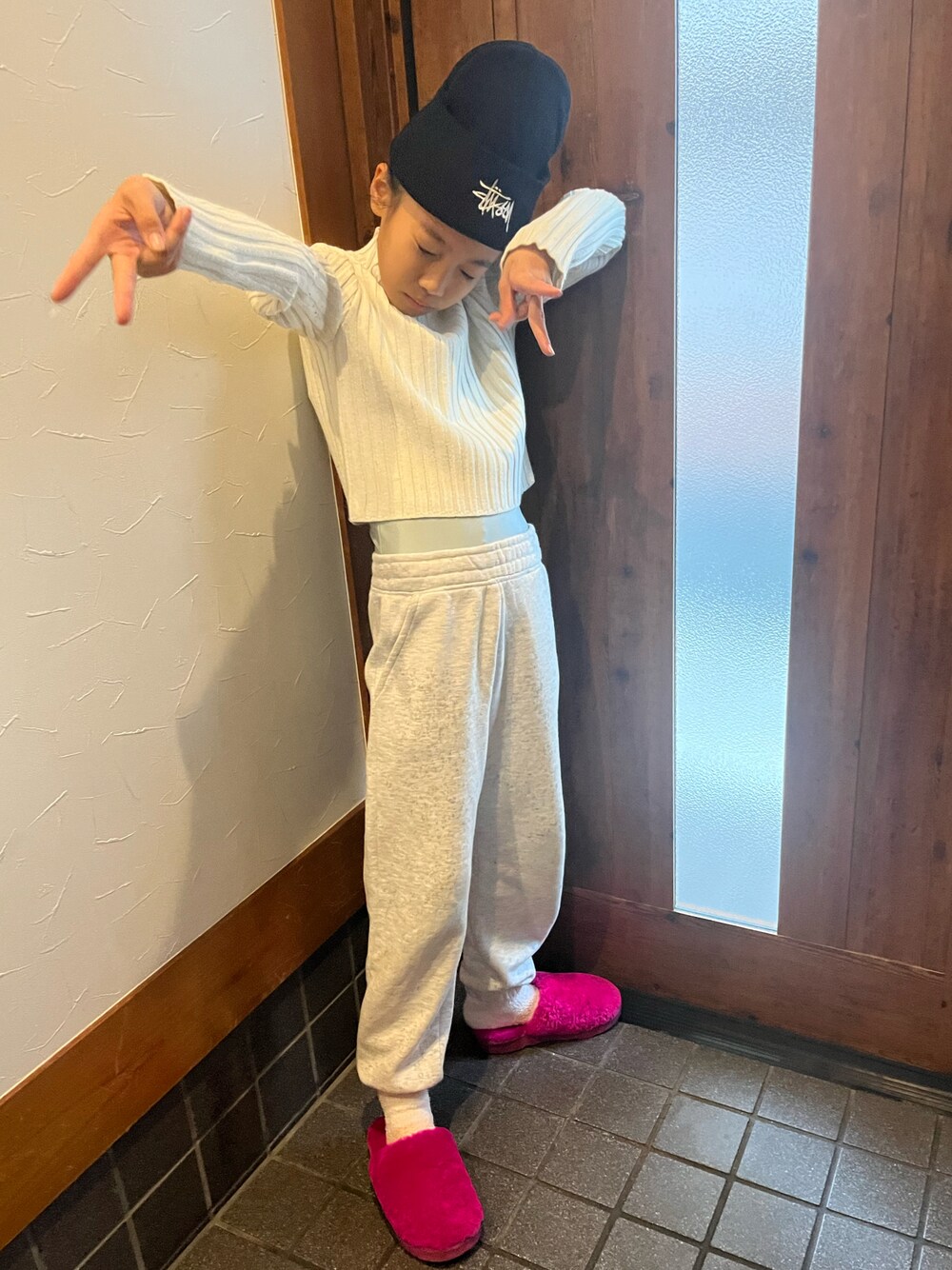「最近のいい感じコーデ、スエットパンツ、ニット」｜「ZARA KIDSのアイテム（スウェットパンツ、グレー系）」を使った、miperoさん（キッズ・135cm）の秋コーディネートの1枚目の写真