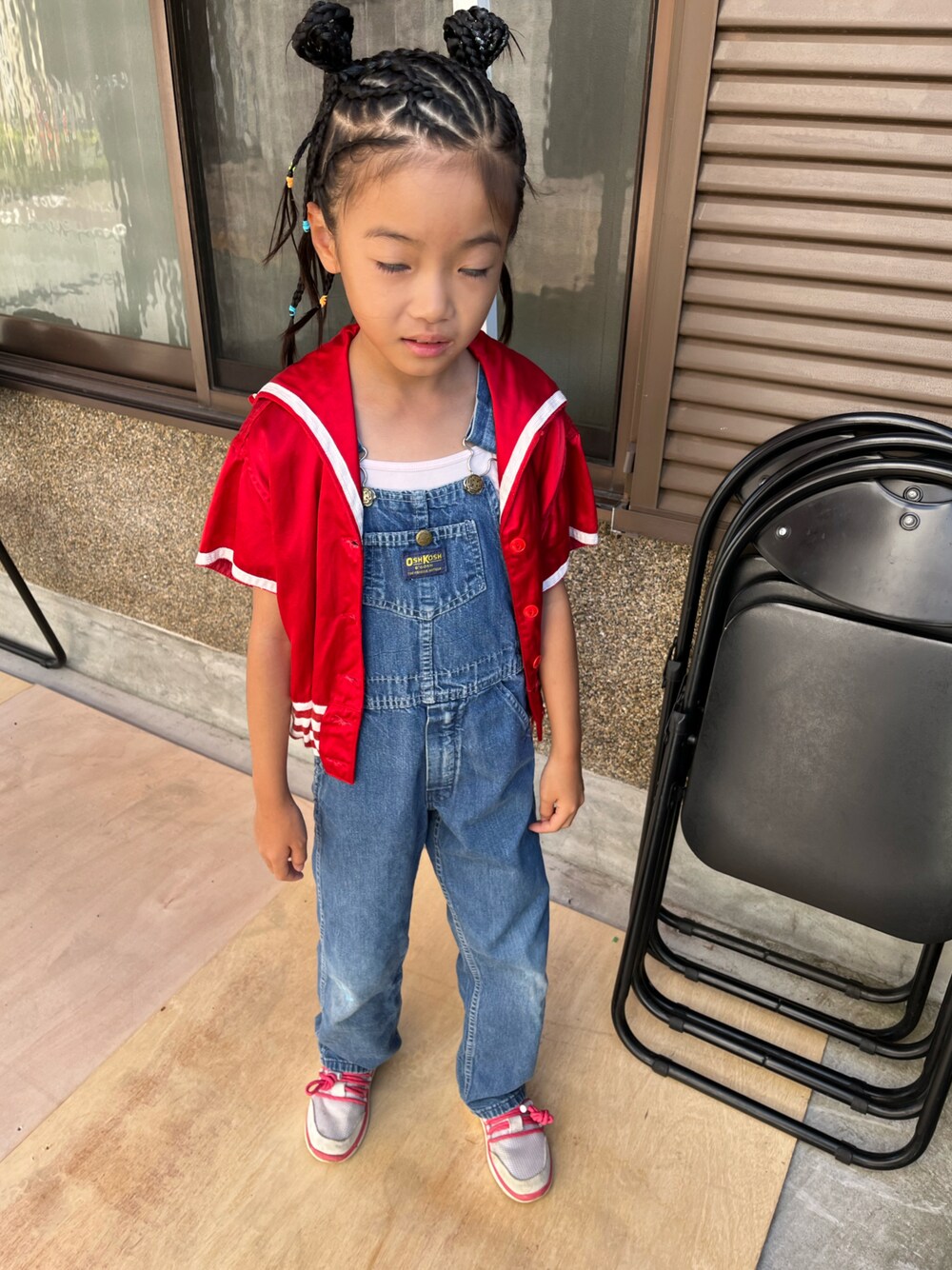 「小学生、オーバーオール、used、ヘアアレンジ」｜「UGGのアイテム（スリッポン、シルバー系）」を使った、miperoさん（キッズ・120cm）の秋コーディネートの1枚目の写真