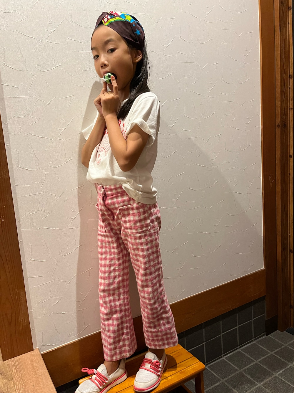 「白Tシャツ、チェックパンツ、白✖️ピンク」｜「ZARA KIDSのアイテム（パンツ、ピンク系）」を使った、miperoさん（キッズ・120cm）の秋コーディネートの1枚目の写真
