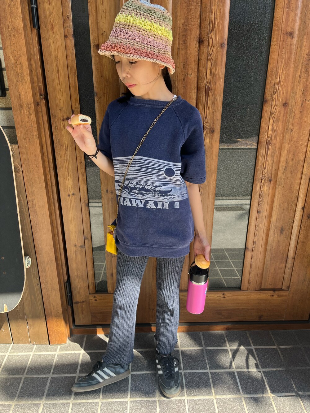 ブルー系のスウェット、ブルー系のその他パンツ、ブラック系のスニーカーを着用したキッズの春コーディネートの1枚目の写真